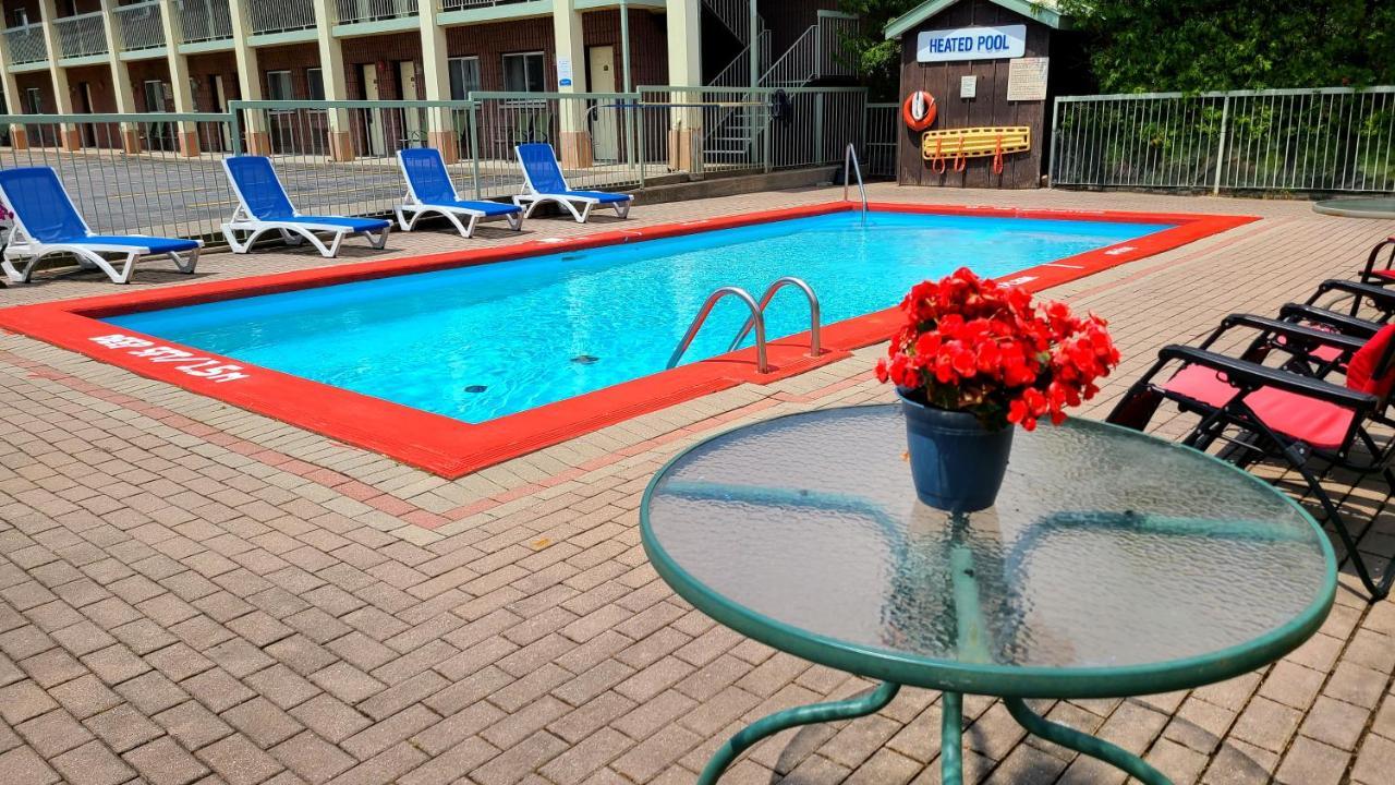 Quality Inn & Suites 1000 Islands Gananoque Buitenkant foto